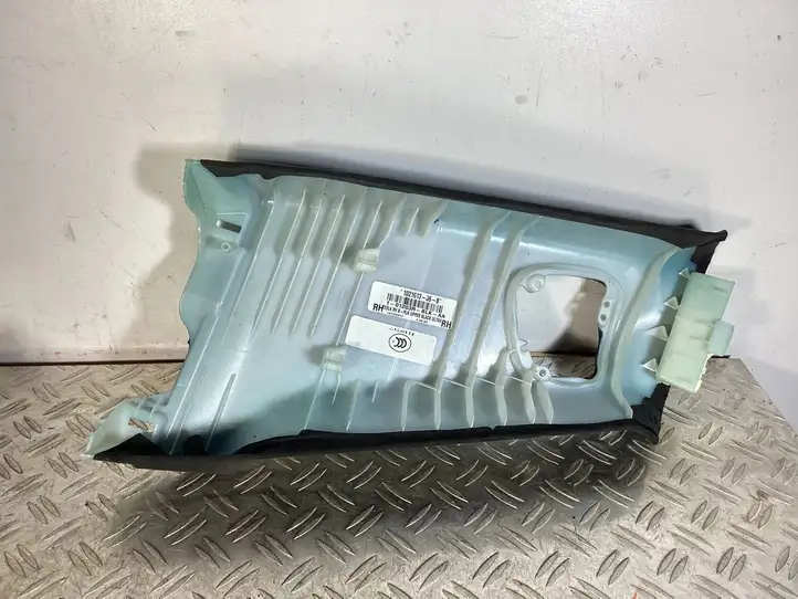 Tesla Model S (2016 - 2021) 102161306B Верхняя обшивка стойки B — фото 3