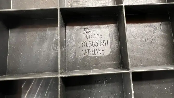 Porsche Cayenne (9Y0 9Y3) (2018 - ) 9Y0863651 Крышка ящика аккумулятора — фото 3