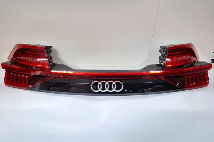 Audi Q8 (2018 - ) 4M8945095D Комплект задних фонарей — фото 1