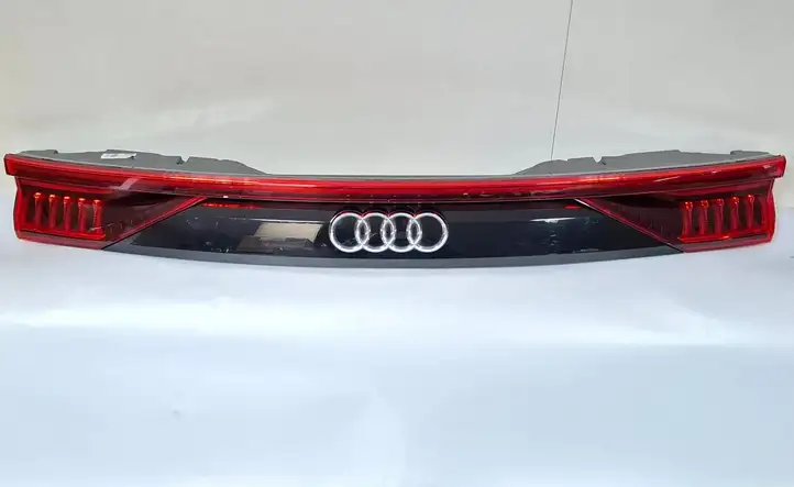 Audi Q8 (2018 - ) 4M8945095D Комплект задних фонарей — фото 12