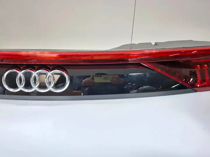 Audi Q8 (2018 - ) 4M8945095D Комплект задних фонарей — фото 38