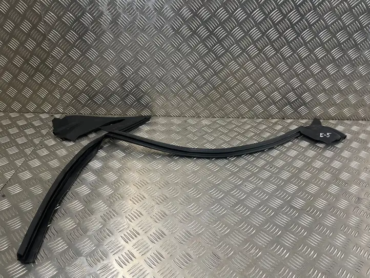 Audi Q8   4M8837480G Уплотнительная резина стекла передней двери