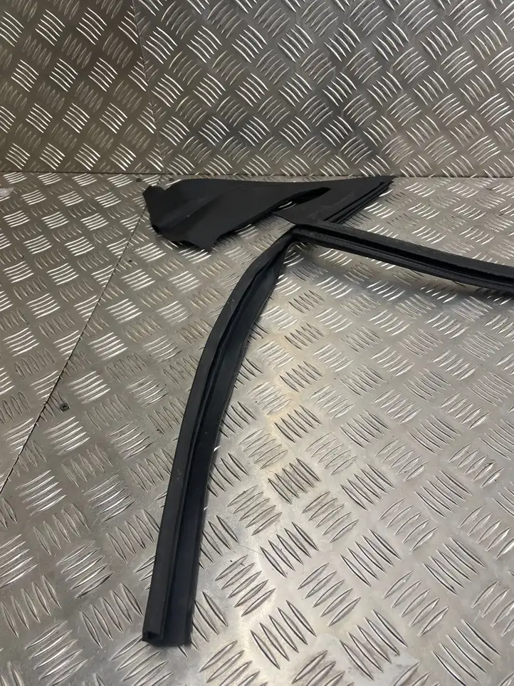 Audi Q8   4M8837480G Уплотнительная резина стекла передней двери