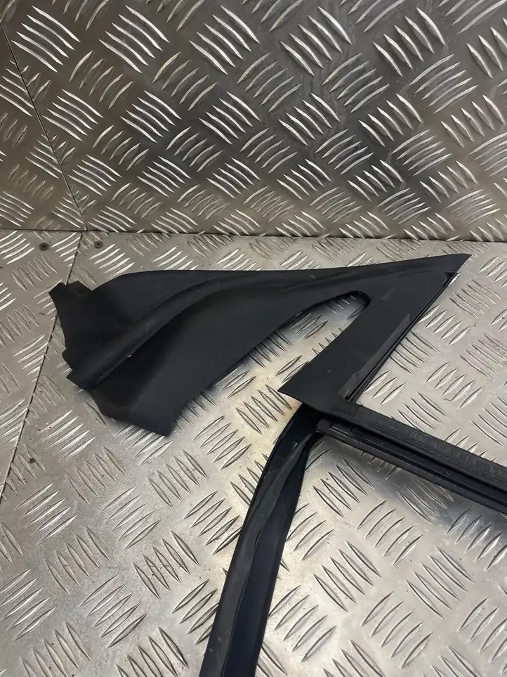 Audi Q8   4M8837480G Уплотнительная резина стекла передней двери