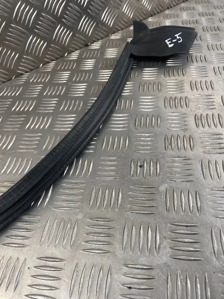 Audi Q8   4M8837480G Уплотнительная резина стекла передней двери