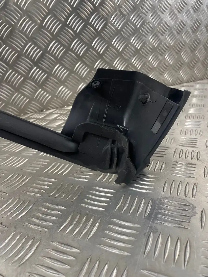 Audi Q8   4M8837480G Уплотнительная резина стекла передней двери