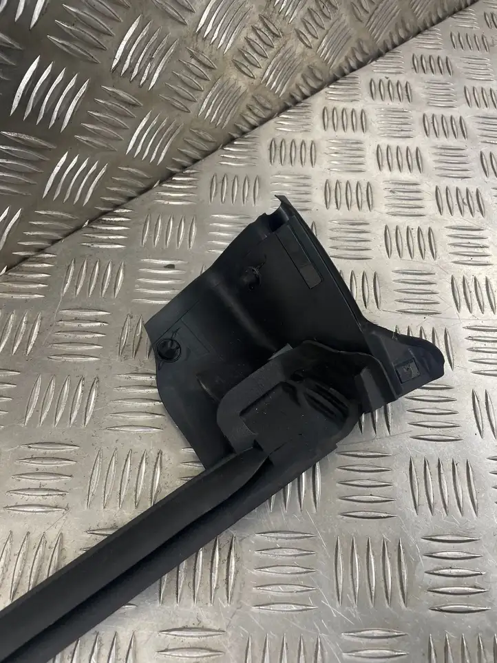 Audi Q8   4M8837480G Уплотнительная резина стекла передней двери