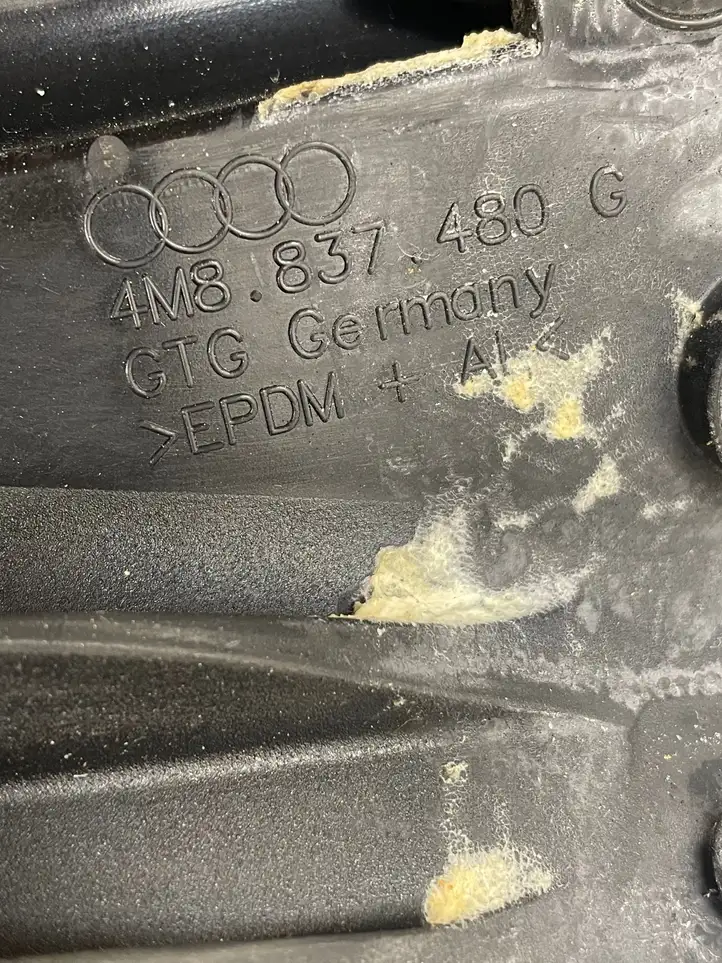 Audi Q8   4M8837480G Уплотнительная резина стекла передней двери