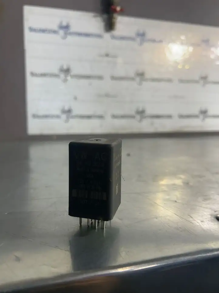 Volkswagen Caddy (2020 - )  04L907282B Реле подогрева свеч