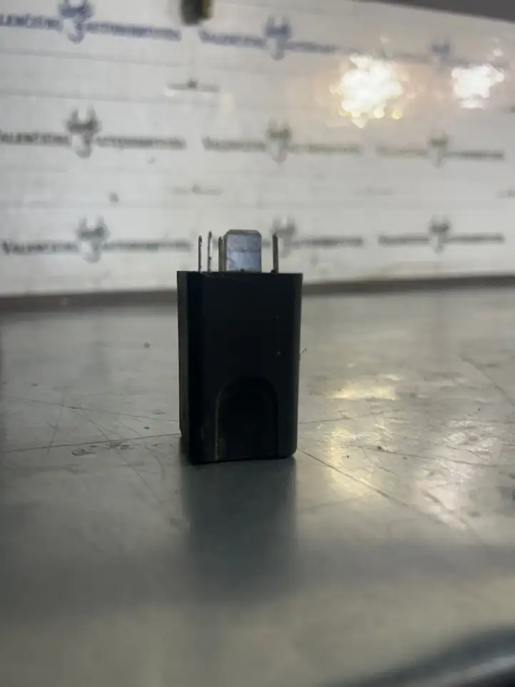 Volkswagen Caddy (2020 - )  04L907282B Реле подогрева свеч