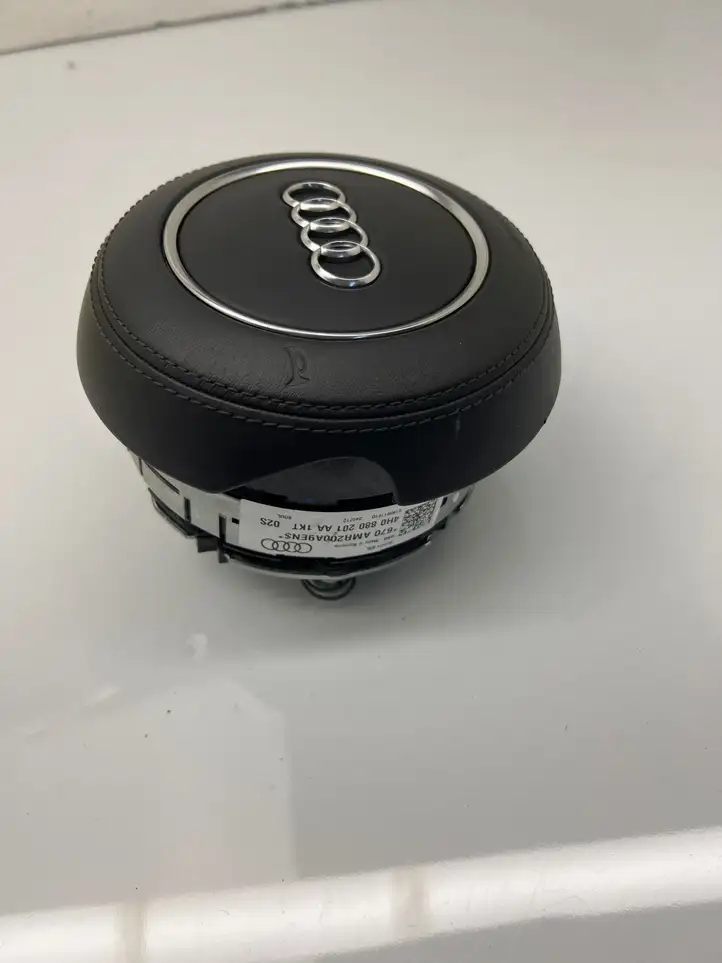Audi A8   4H0880201AA Подушка безопастности руля