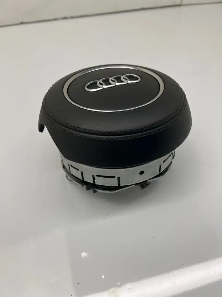 Audi A8   4H0880201AA Подушка безопастности руля