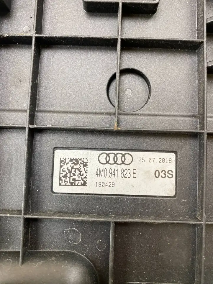 Audi Q8   4M0941823E Реле выравнивания тока