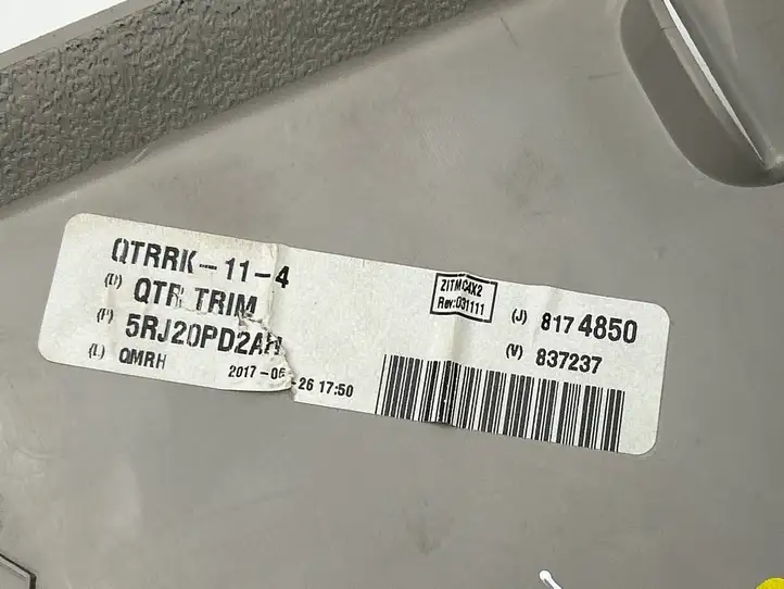 Chrysler Pacifica (2016 - ) 5RH90DX9AD Задняя боковая обшивка салона — фото 8
