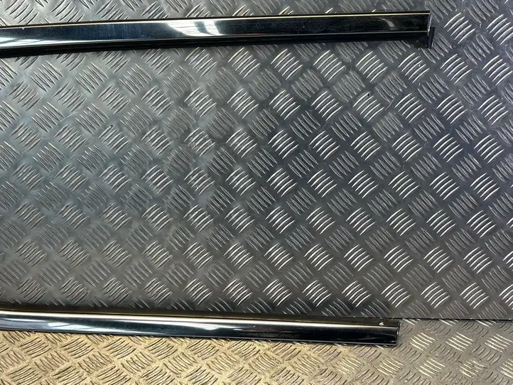 Chrysler Pacifica (2016 - ) 68227296AC Облицовка заднего бокового стекла — фото 3
