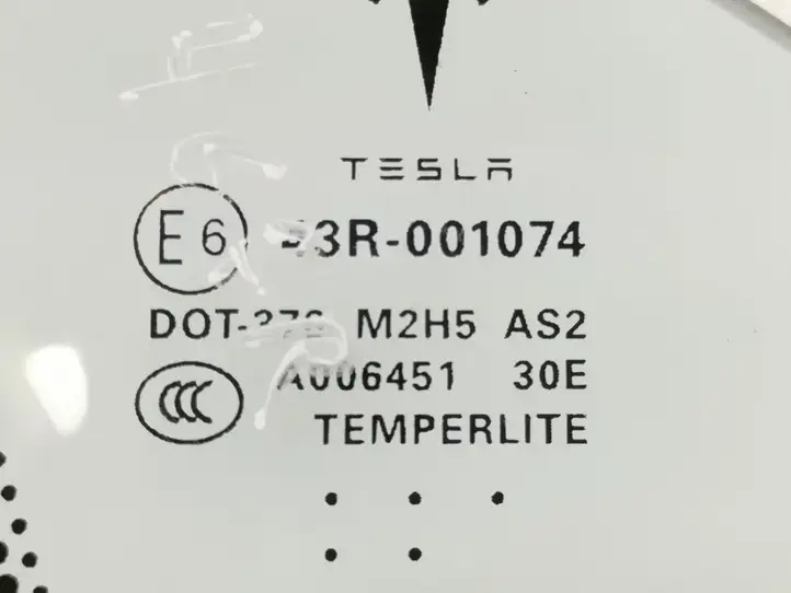 Tesla Model S (2016 - 2021)  1821301-00-A Маленькое стекло 