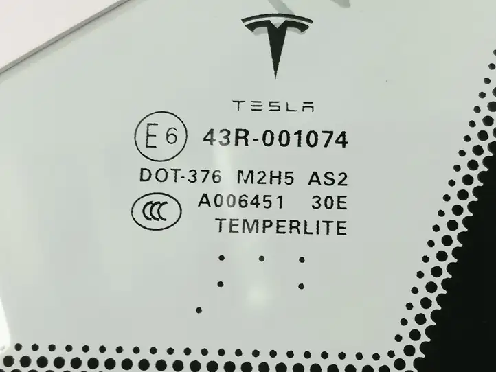 Tesla Model S (2016 - 2021) 1821299-00-A Форточка двери — фото 5