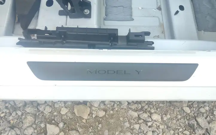 Tesla Model Y (2019 - 2024)   Передняя четверть