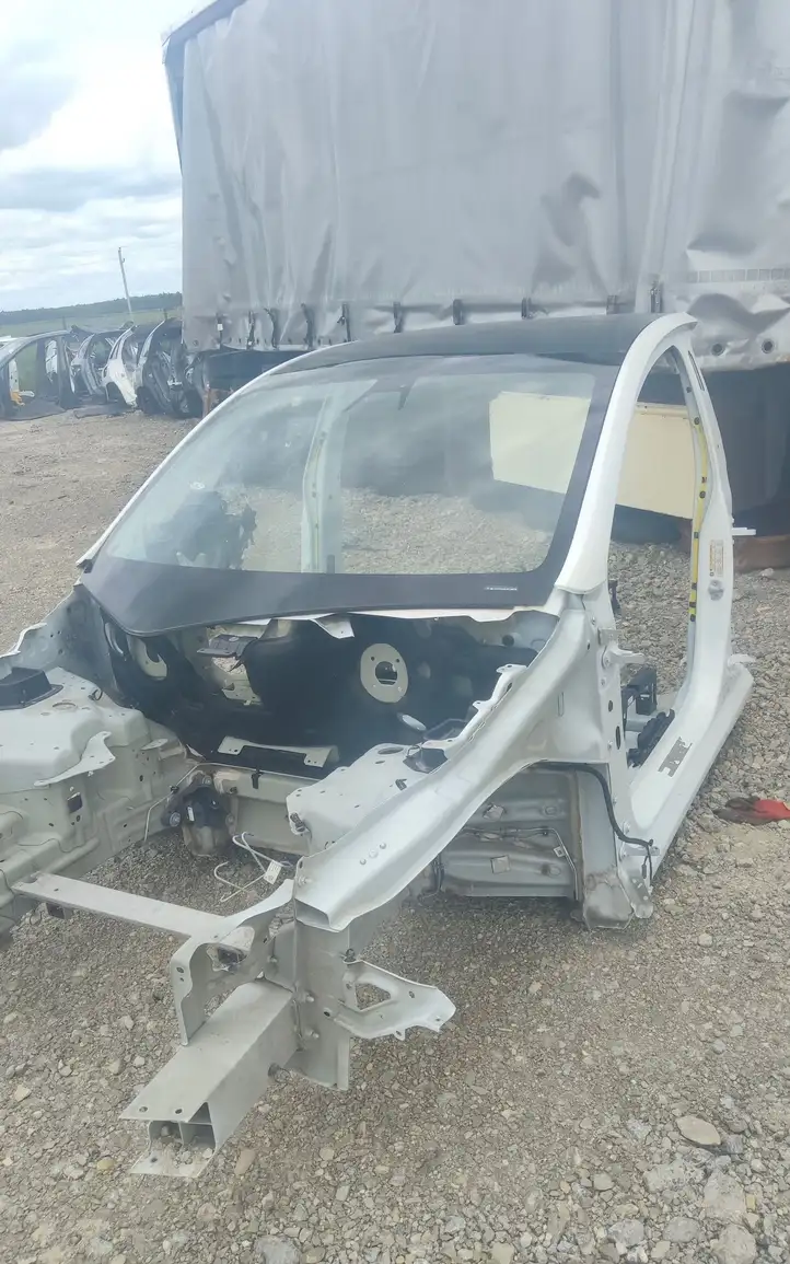 Tesla Model Y (2019 - 2024)   Передняя четверть