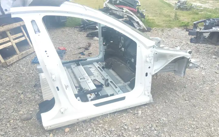 Tesla Model Y (2019 - 2024)   Передняя четверть