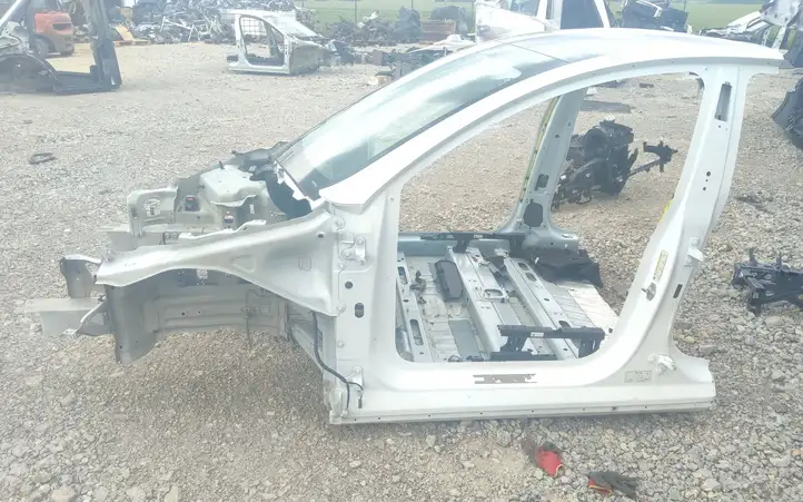 Tesla Model Y (2019 - 2024)   Передняя четверть