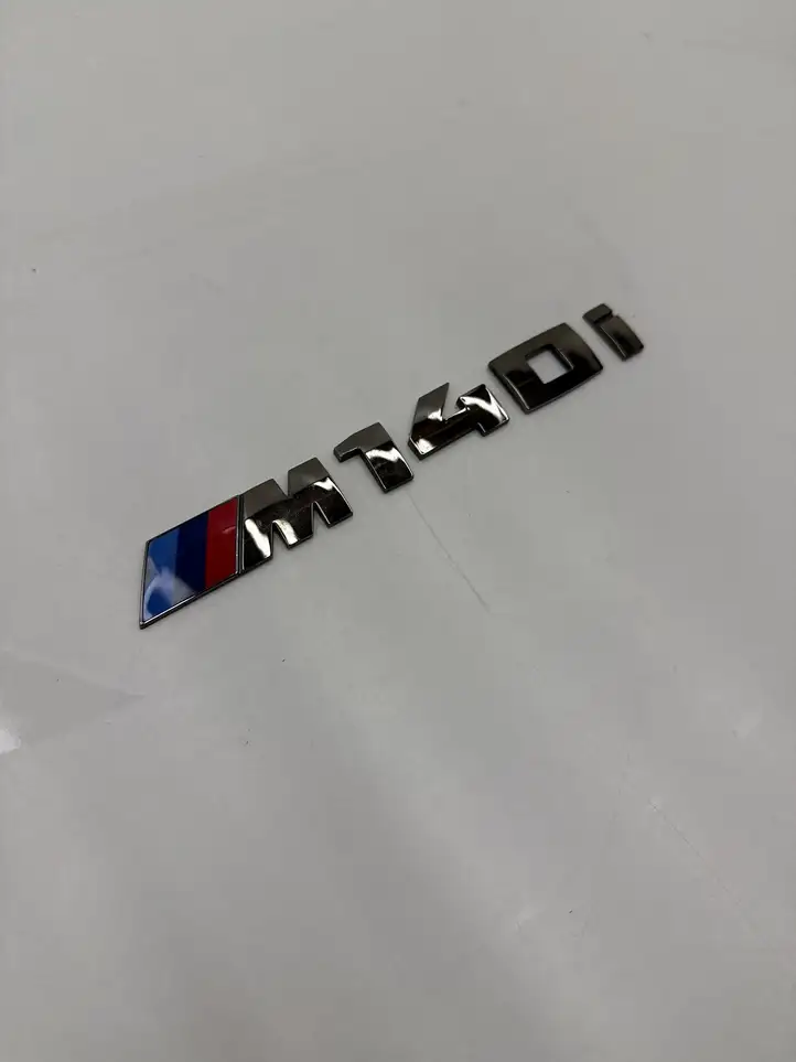 BMW 1 F20 F21    Эмблема модели на передний двери