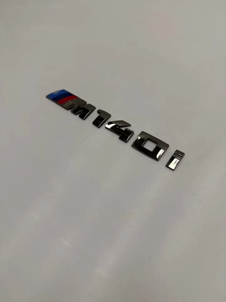 BMW 1 F20 F21    Эмблема модели на передний двери