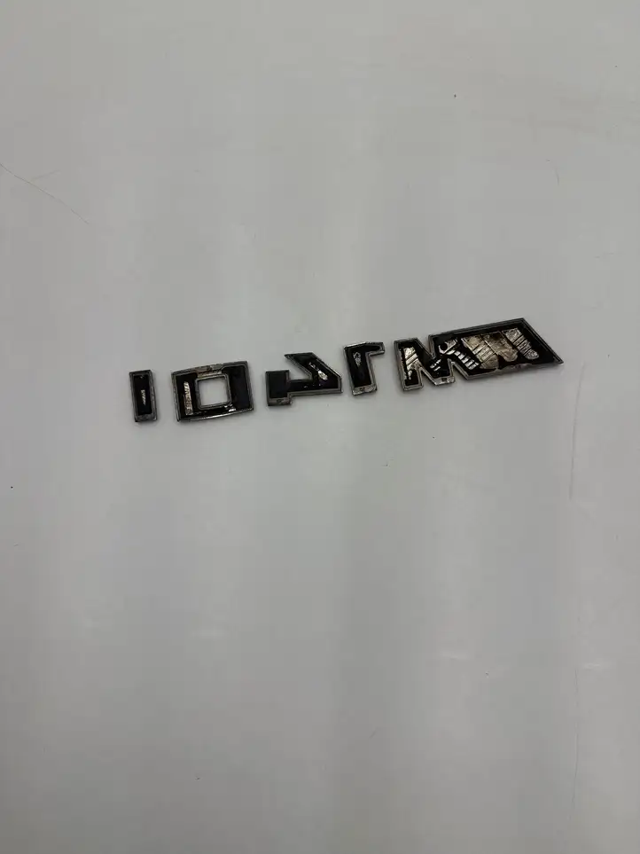 BMW 1 F20 F21    Эмблема модели на передний двери