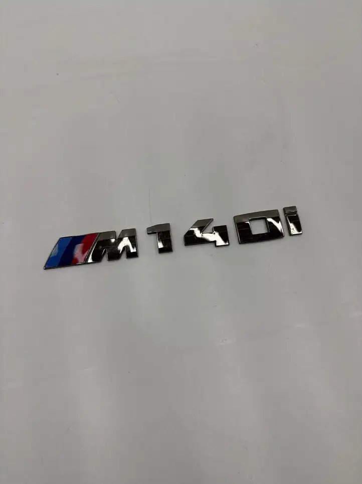 BMW 1 F20 F21    Эмблема модели на передний двери