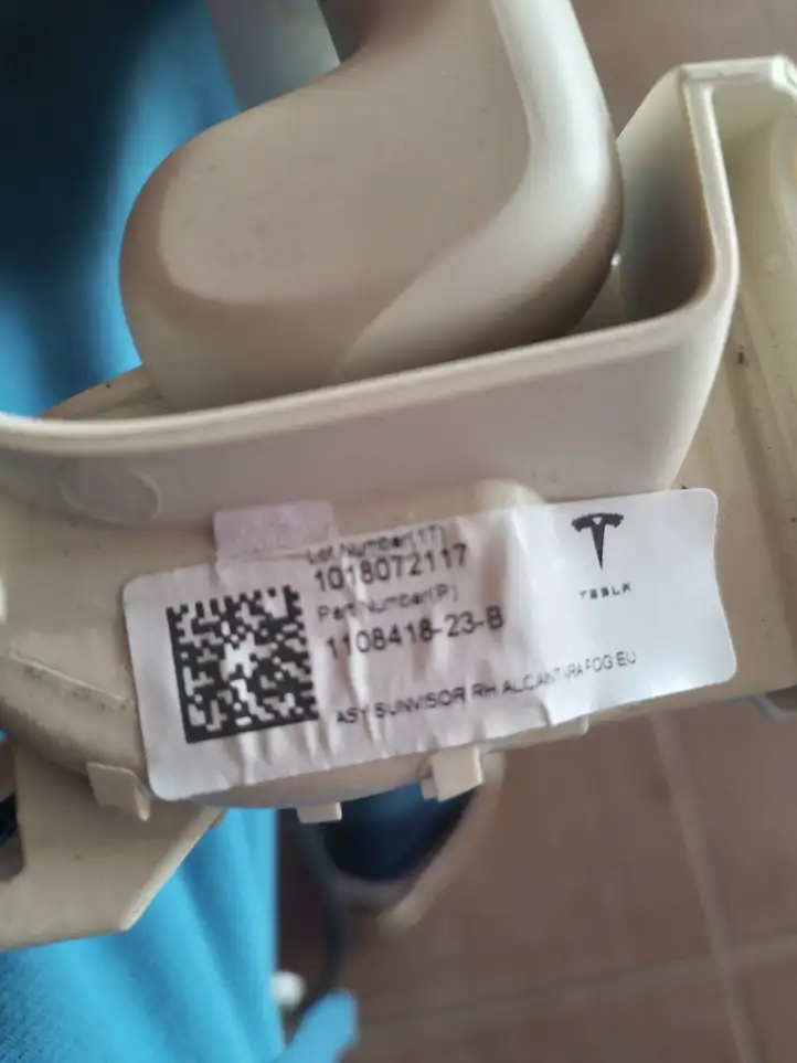 Tesla Model X (2015 - 2021) 110841823B Крепление солнцезащитного козырька — фото 3