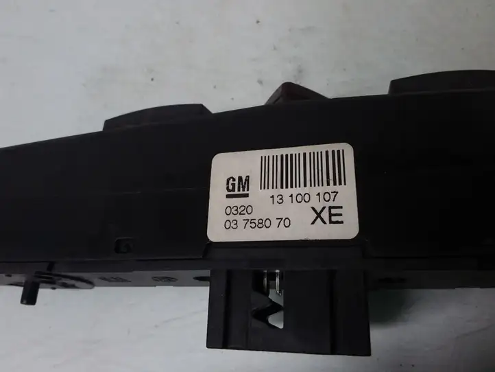 Opel Astra H (2004 - 2009) 13100107 Включатель аварийных фонарей — фото 2