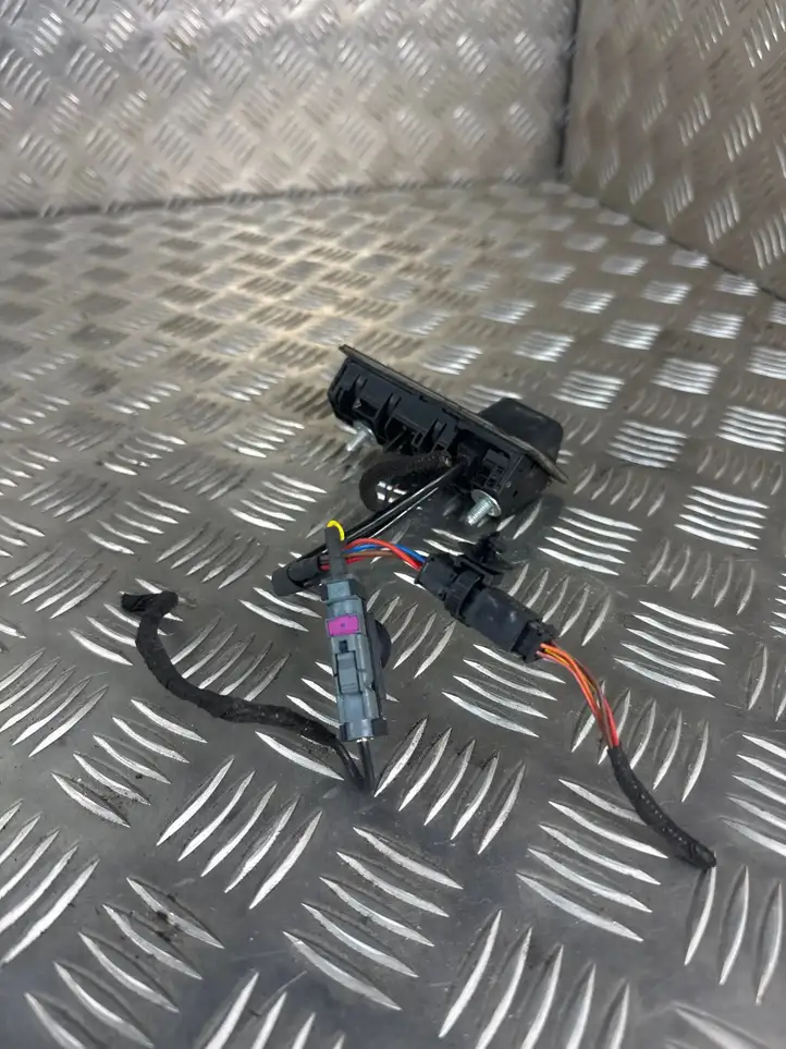 Volkswagen Touareg II (2010 - 2018) 7P6827566E Ручка багажника с камерой — фото 2