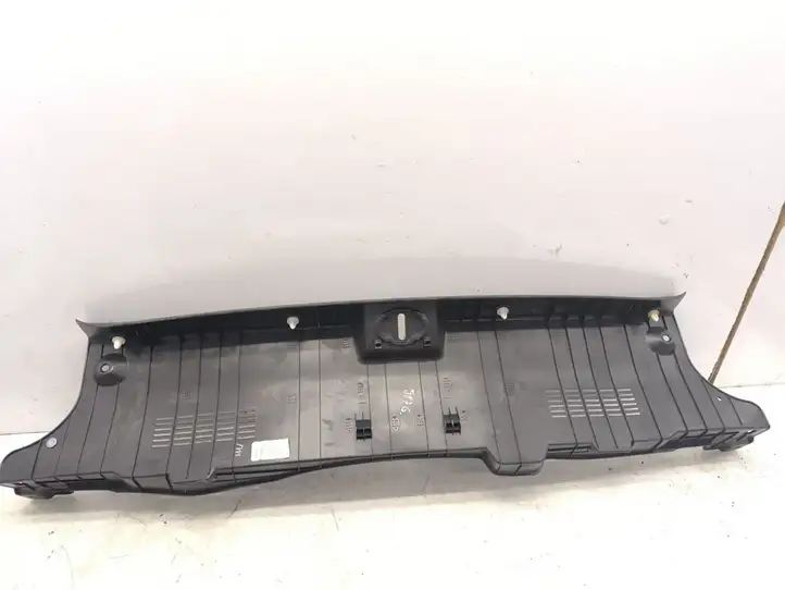 Kia Optima (2010 - 2013) 857704C000 Отделка порога багажника — фото 5