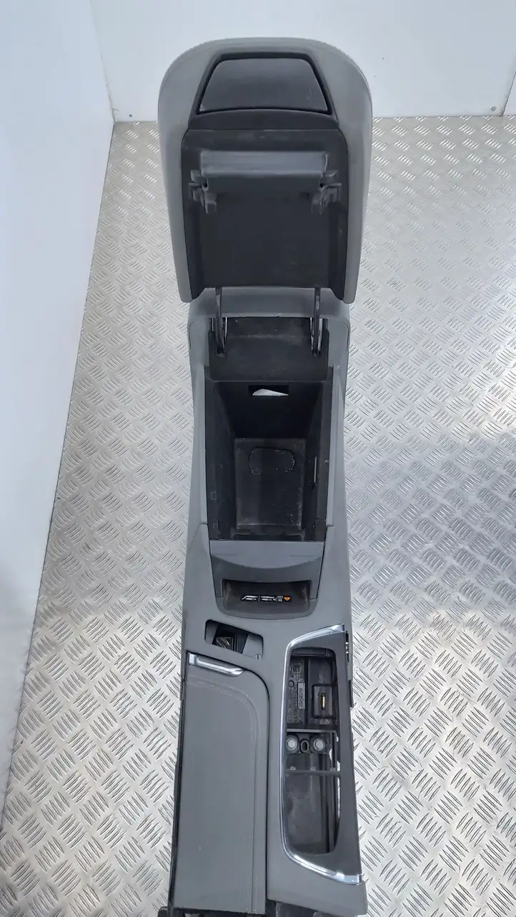 Cadillac XT6 (2019 - ) 84875680 Ящик центральной консоли — фото 8