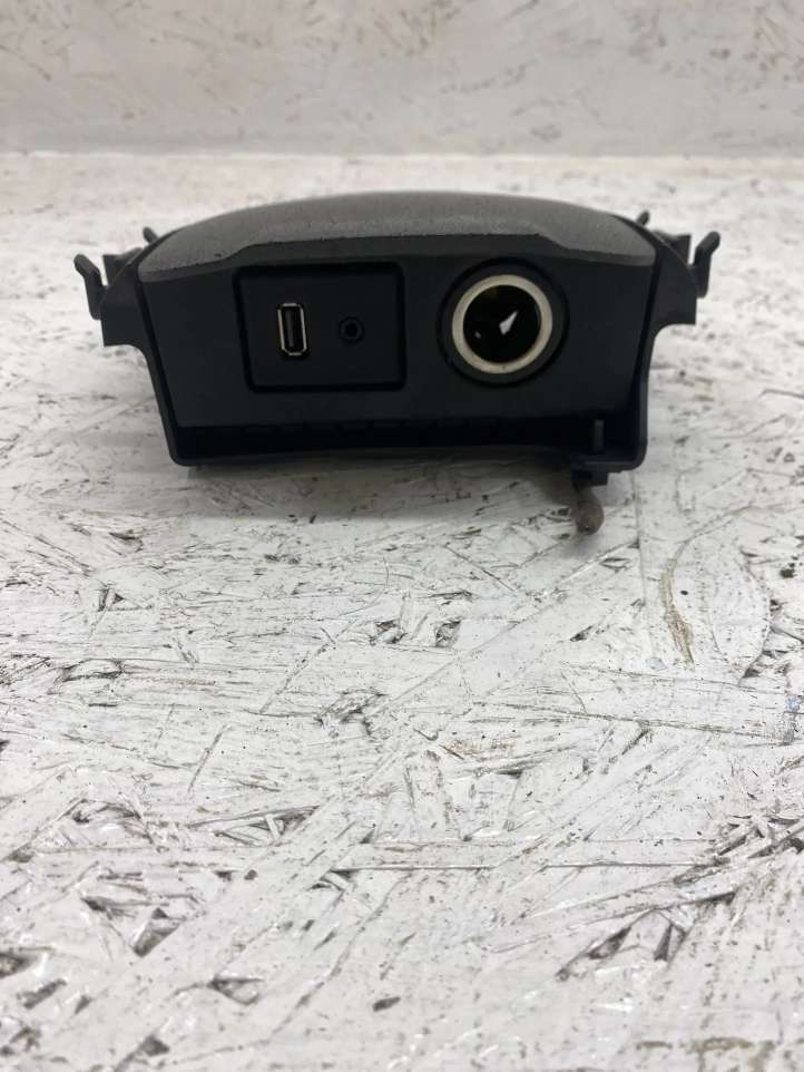 1059761X Opel Zafira C USB jungtis