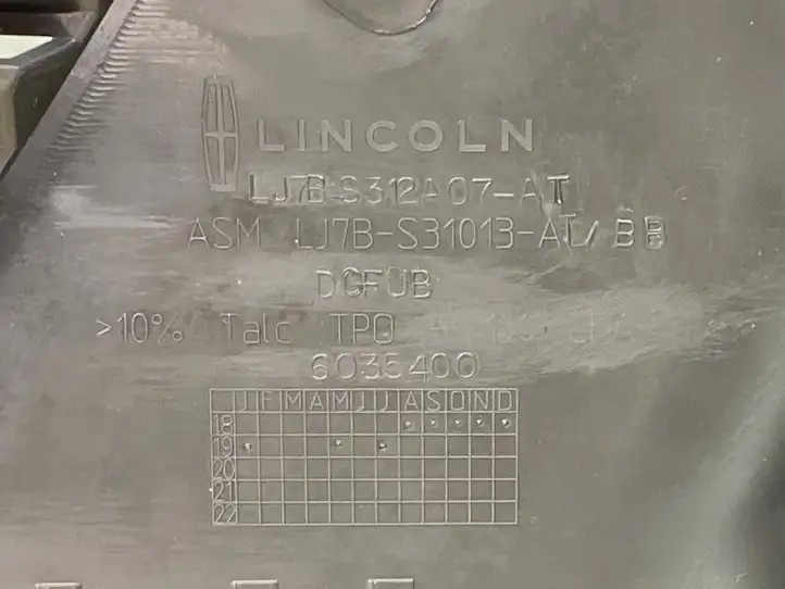 Lincoln Corsair (2022 - ) Боковая обшивка багажника — фото 2
