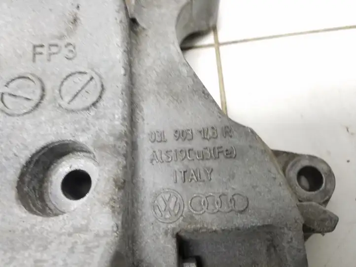 Audi A4 S4 B8 8K (2011 - 2015) 03L903143R Кронштейн генератора — фото 4