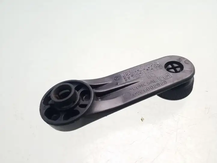 Toyota Yaris (2005 - 2009) 6926002020 Ручка стеклоподъемника — фото 2