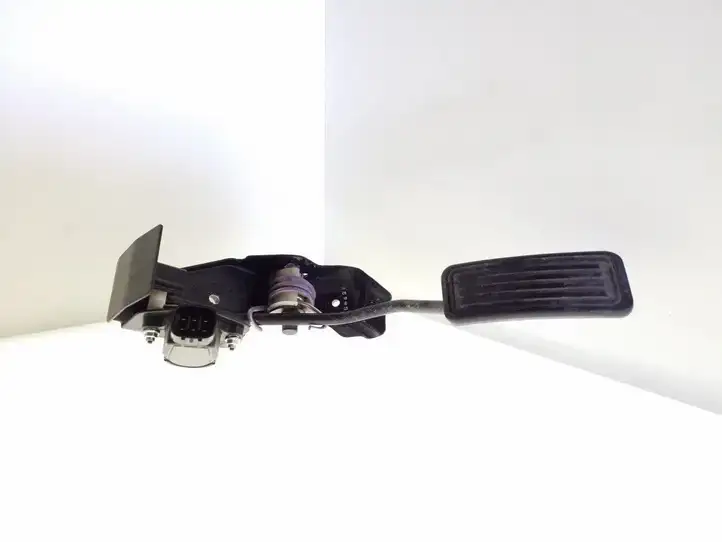 Toyota Corolla Verso AR10 (2004 - 2009) 7811135030 Педаль акселератора — фото 2
