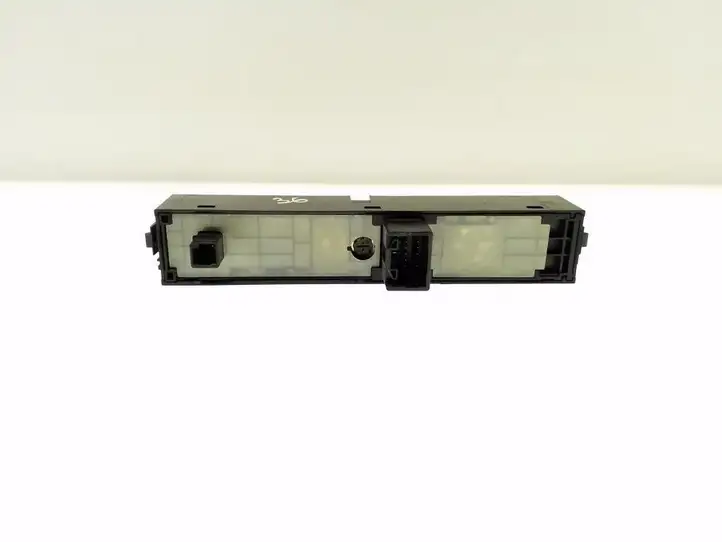 Toyota Corolla Verso AR10 (2004 - 2009) Включатель аварийных фонарей — фото 3