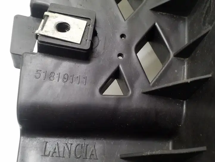 Lancia Delta (2008 - 2014) 51819111 Облицовка радиатора — фото 2