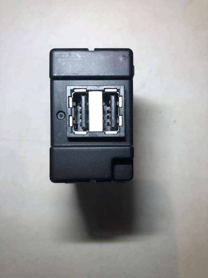 31407038 Volvo XC60 USB jungtis