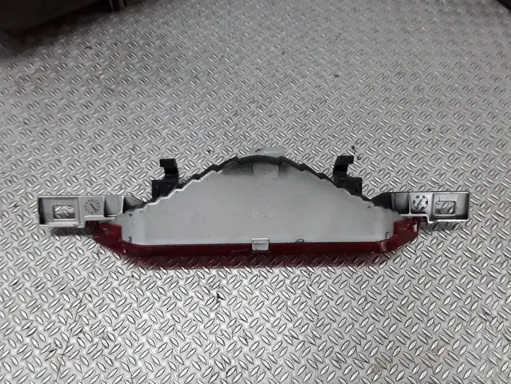Toyota Avensis Verso (2001 - 2004) Дополнительный стоп фонарь — фото 2