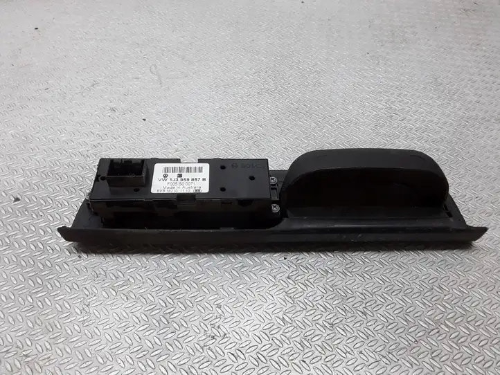 Volkswagen Golf IV (1998 - 2005) 1J3959857B Блок кнопок стеклоподъемников — фото 3
