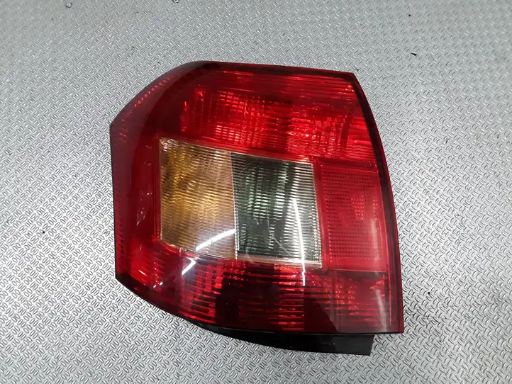 Toyota Corolla E120 E130 (2000 - 2004) Задний фонарь в кузове — фото 1