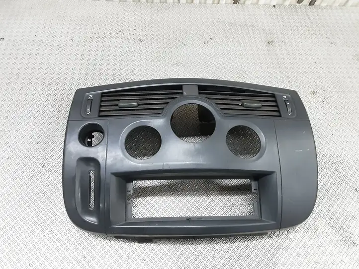 Renault Megane II (2002 - 2005) 8200140713 Центральный воздушный дефлектор — фото 1