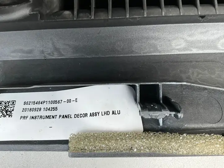 Tesla Model 3 (2017 - 2023) 110056700E Декоративная планка — фото 5