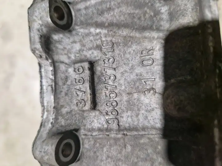 Opel Crossland X (2020 - ) 9685737310 Крышка коленчатого вала — фото 2