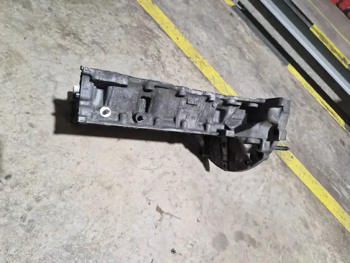 Opel Crossland X (2020 - ) 9685737310 Крышка коленчатого вала — фото 4