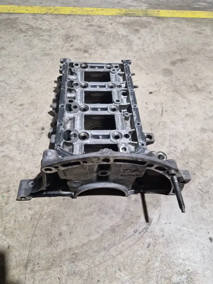 Opel Crossland X (2020 - ) 9685737310 Крышка коленчатого вала — фото 6